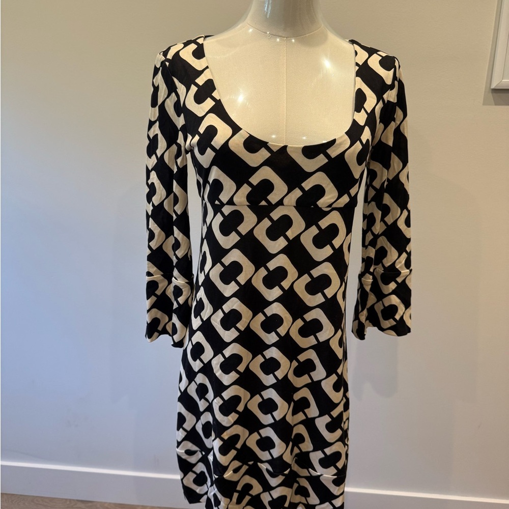 Diane Von Furstenberg Black and Cream Patterned Dress